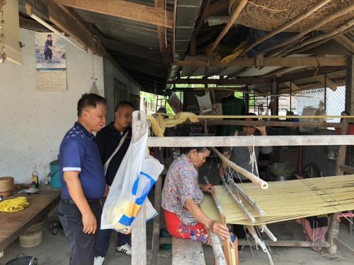 พช.เวียงเก่า : ติดตามกลุ่มอาชีพสมาชิกกองทุนพัฒนาบทบาทสตรีอำเภอเวียงเก่า "กลุ่มทอผ้าฝ้ายย้อมสีธรรมชาติ"